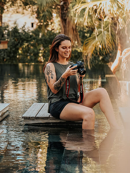 femme avec un boitier dans les mains sur l'eau
