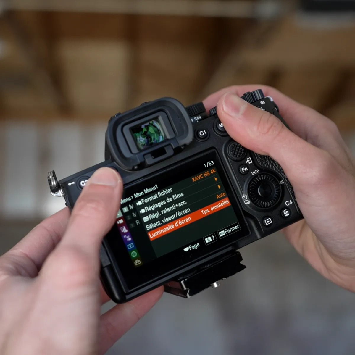 voiture dans une rue au couché du soleil