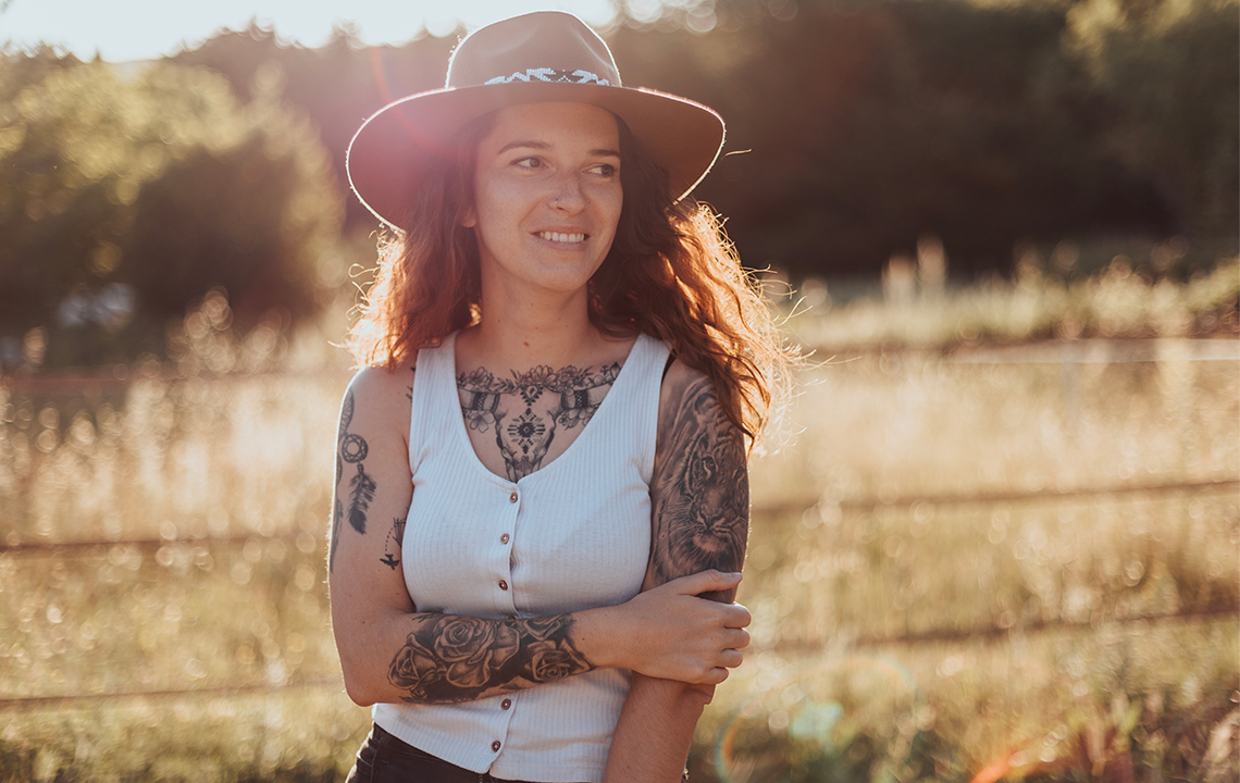 femme dans la campagne style western