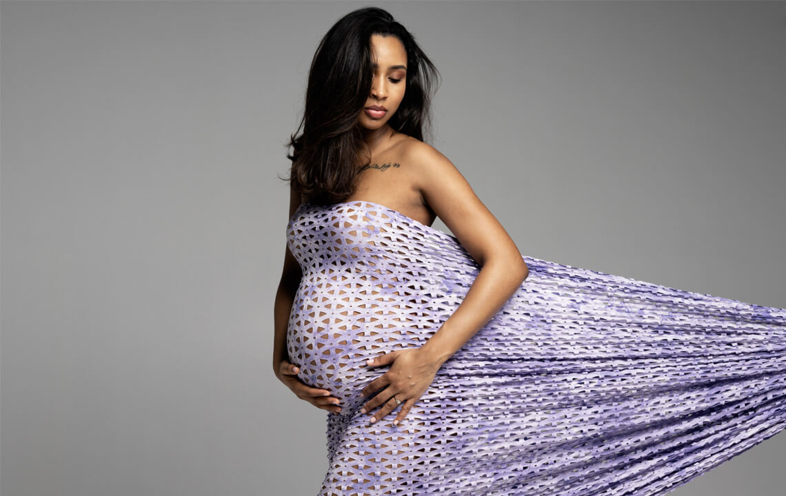 femme shooting studio grossesse debout