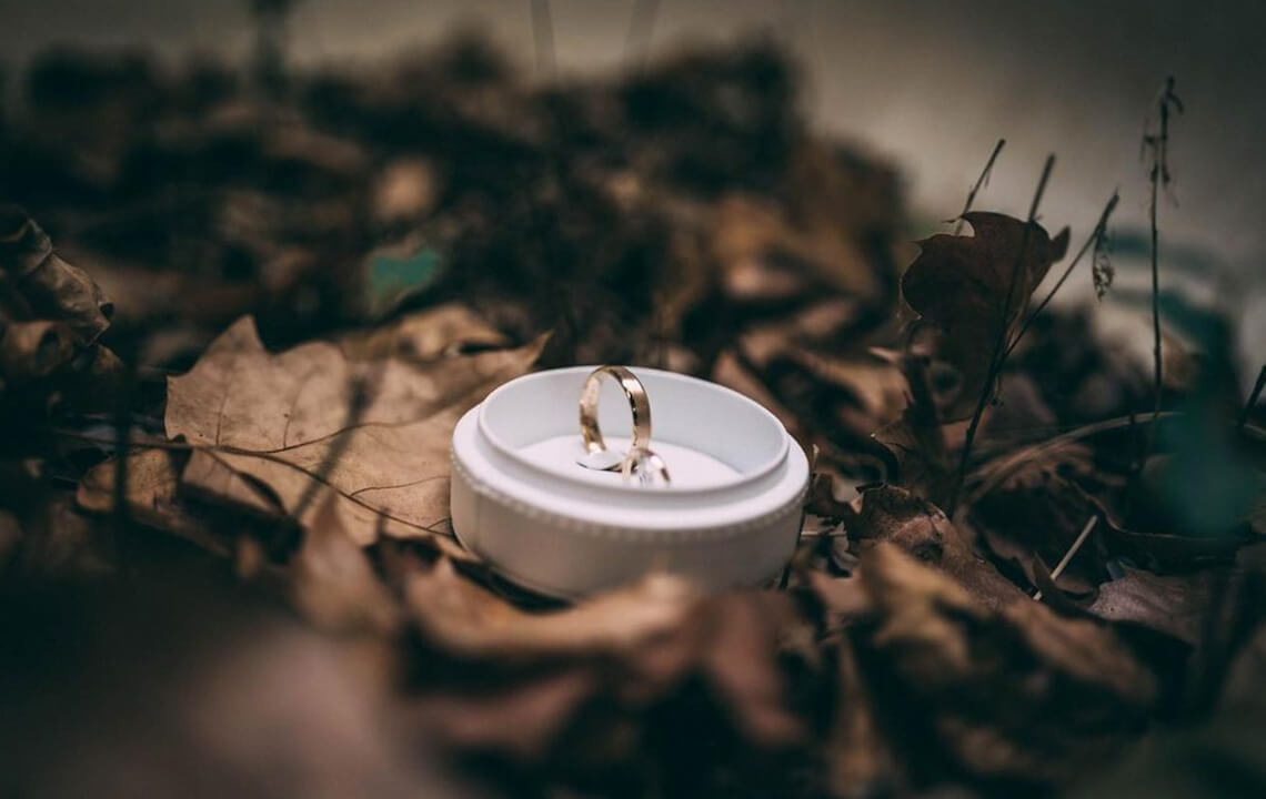 Photo de mariage avec une bague de mariés
