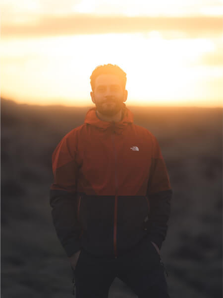 homme devant un couché de soleil
