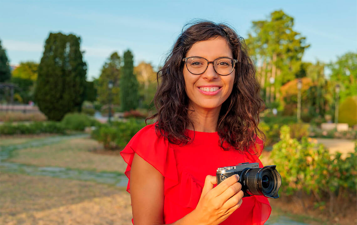 femme photographe avec boitier lumix