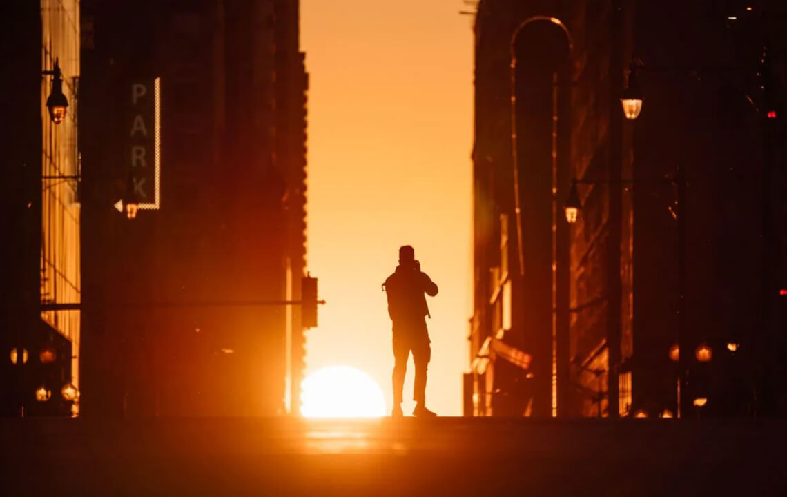 homme dans la rue au couché du soleil