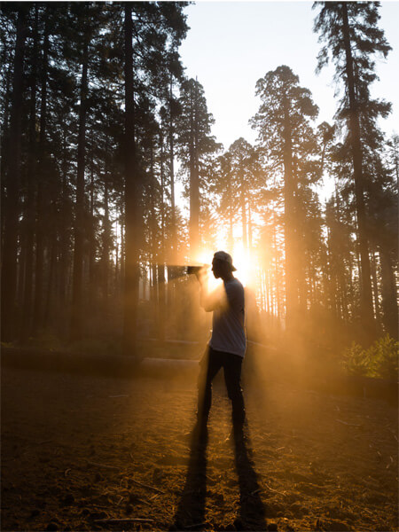 homme couché du soleil dans une forêt