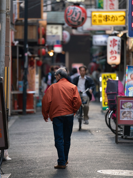 homme qui marche dans une rue