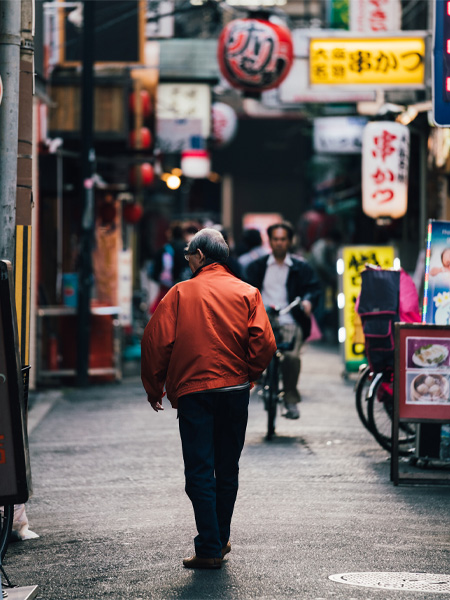 homme qui marche dans une rue