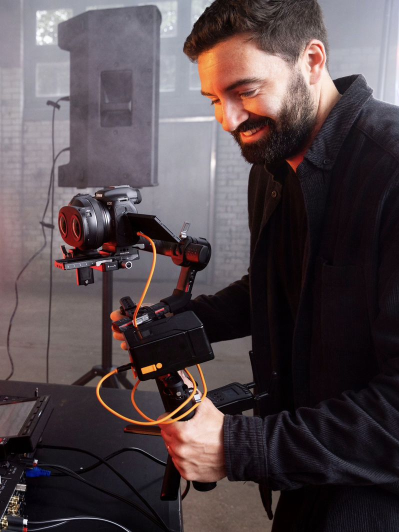 Vidéaste utilisant le RF-S 3.9mm STM DUAL FISHEYE Canon