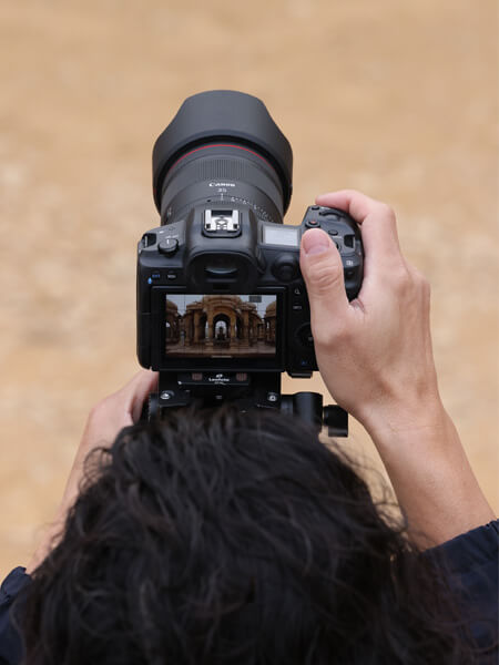 homme qui prend en photo un monument avec un appareil canon.