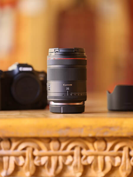 Objectif CANON RF 35mm F/1.4 sur une table