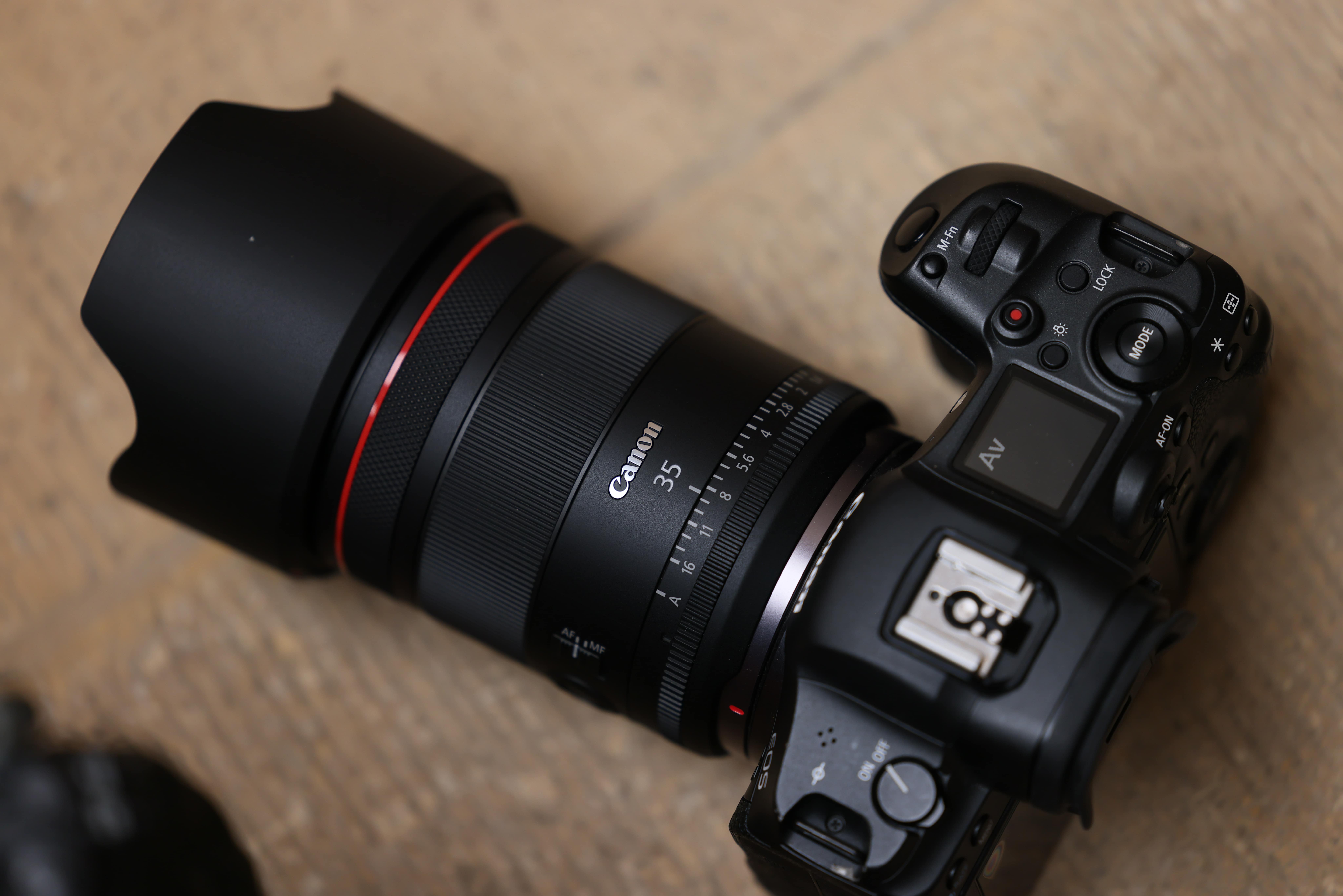 Objectif CANON RF 35mm F/1.4 sur une table gravée