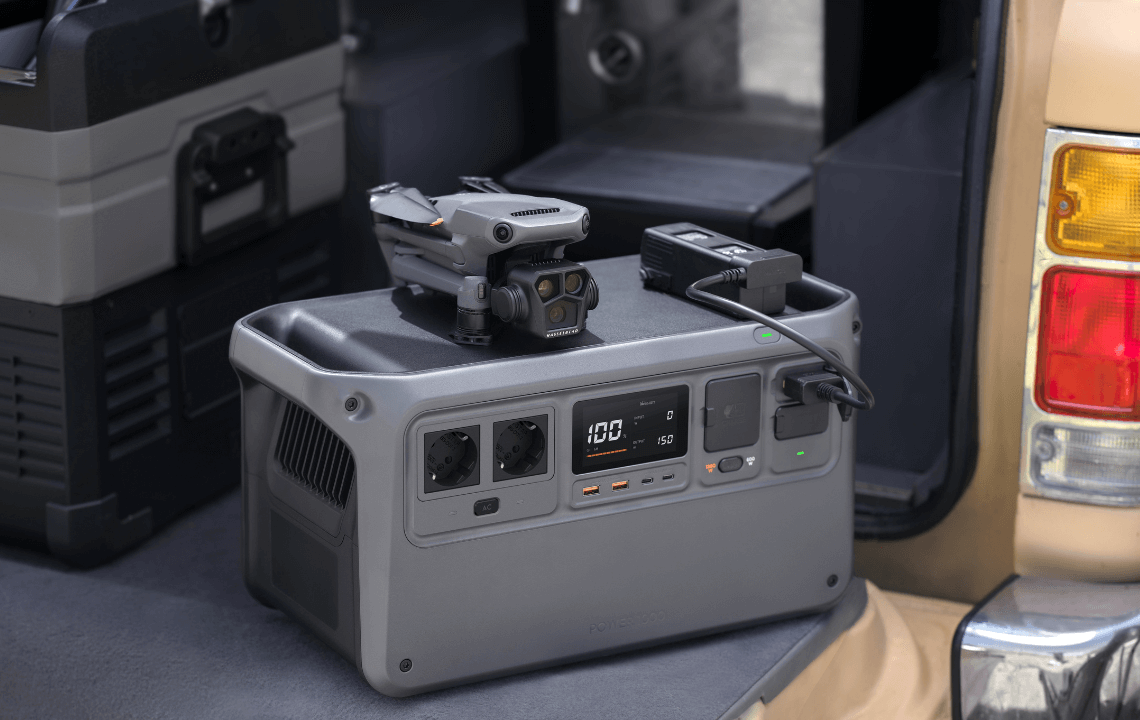 Station de recharge DJI Power 1000 dans un véhicule