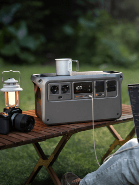 Station de recharge DJI Power 1000 en train de recharger un ordinateur portable