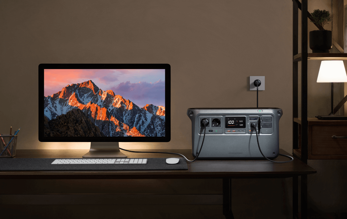 DJI Power 1000 posée sur un bureau à côté d'un ordinateur