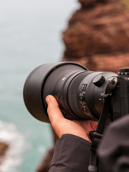 Téléobjectif 500mm SIGMA en cours d'utilisation par un photographe