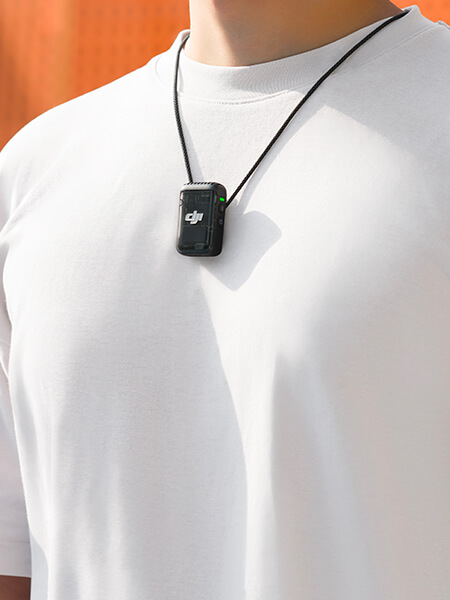 Microphone DJI Mic 2 aimanté à un collier autour du cou 