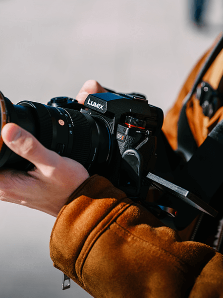 Panasonic S5 Mark II tenu à la main avec objectif 28-70 Sigma